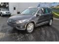 Deep Black Metallic - Tiguan SE 4Motion Photo No. 5