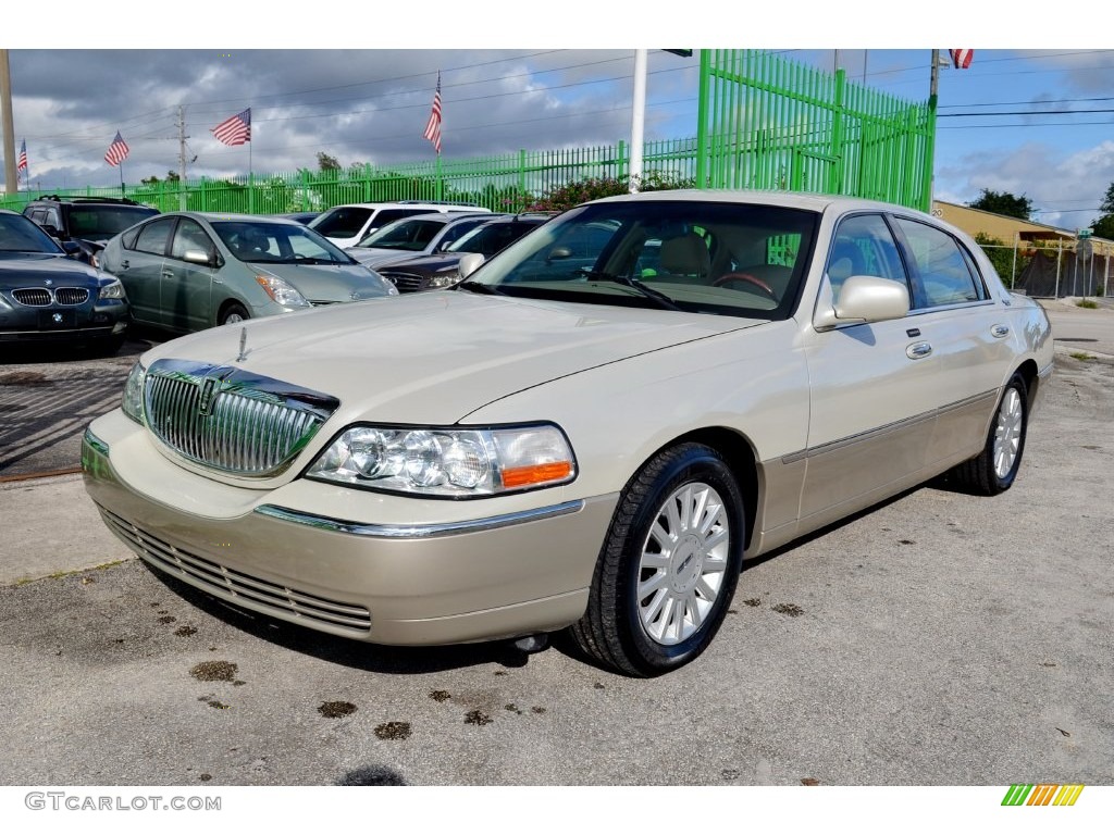 2005 Town Car Signature Limited - Cashmere Tri-Coat / Light Parchment/Medium Dark Parchment photo #3