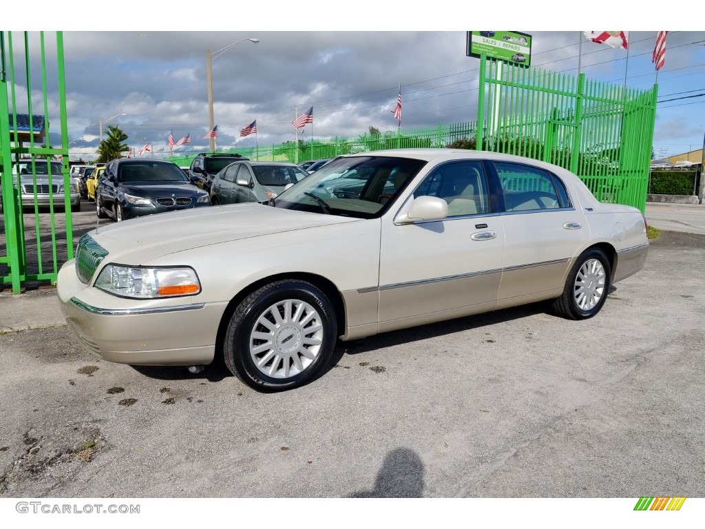 2005 Town Car Signature Limited - Cashmere Tri-Coat / Light Parchment/Medium Dark Parchment photo #4