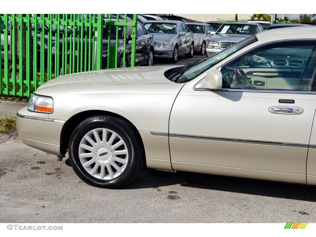 2005 Town Car Signature Limited - Cashmere Tri-Coat / Light Parchment/Medium Dark Parchment photo #7