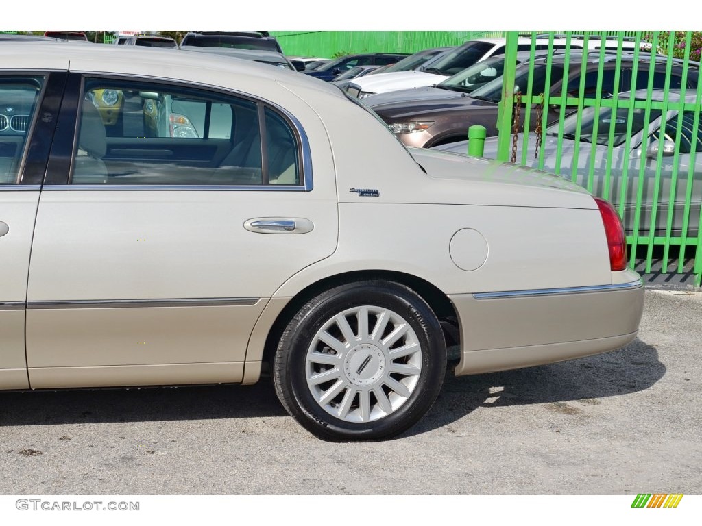 2005 Town Car Signature Limited - Cashmere Tri-Coat / Light Parchment/Medium Dark Parchment photo #8