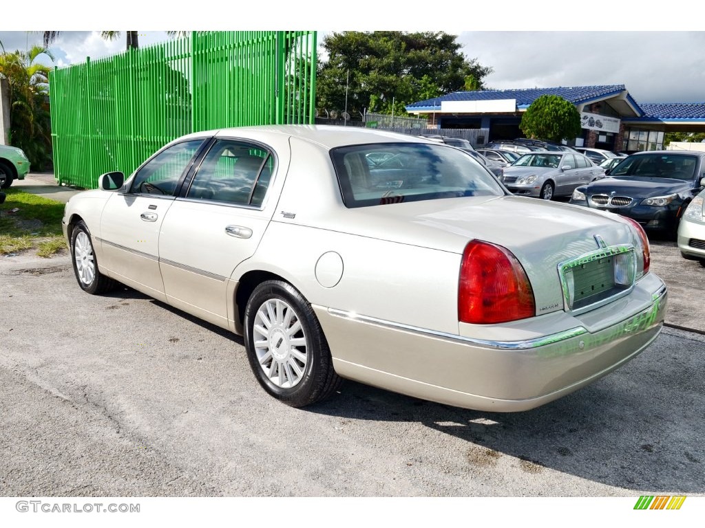2005 Town Car Signature Limited - Cashmere Tri-Coat / Light Parchment/Medium Dark Parchment photo #10