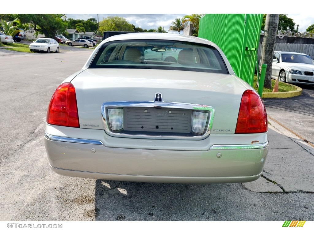 2005 Town Car Signature Limited - Cashmere Tri-Coat / Light Parchment/Medium Dark Parchment photo #12