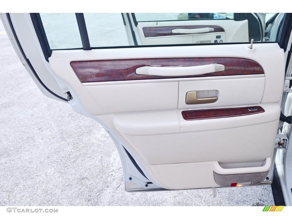2005 Town Car Signature Limited - Cashmere Tri-Coat / Light Parchment/Medium Dark Parchment photo #19