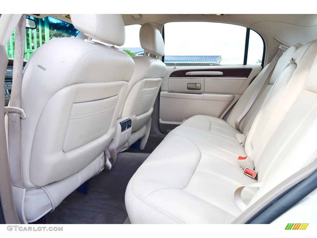 2005 Town Car Signature Limited - Cashmere Tri-Coat / Light Parchment/Medium Dark Parchment photo #20