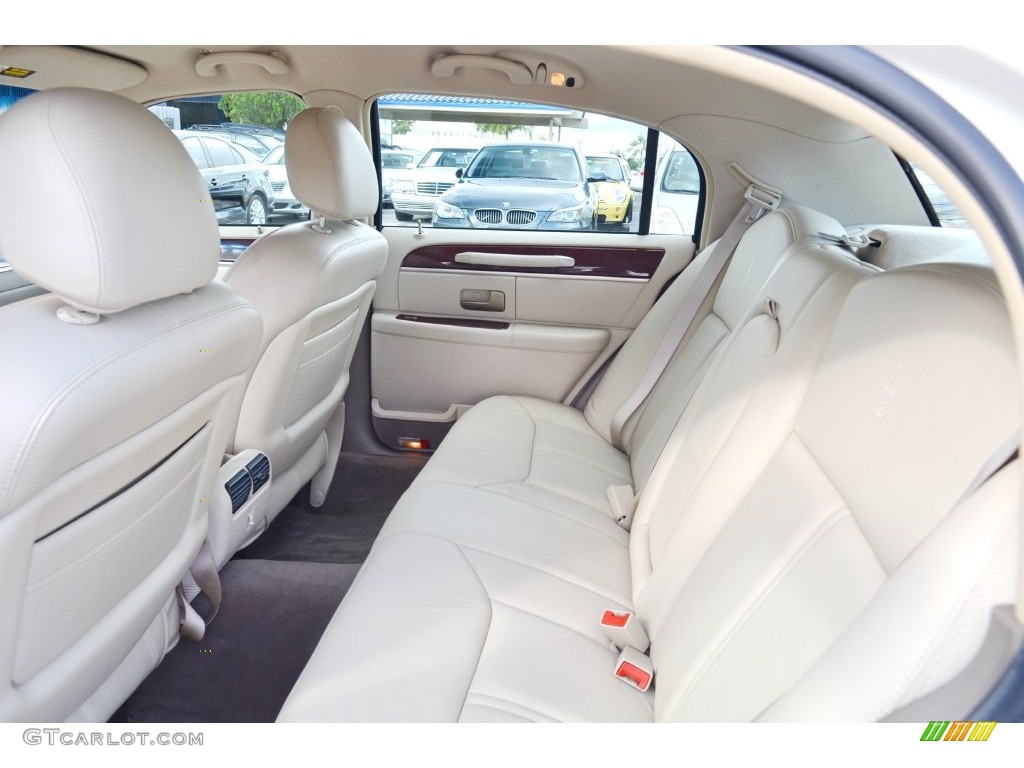 2005 Town Car Signature Limited - Cashmere Tri-Coat / Light Parchment/Medium Dark Parchment photo #21