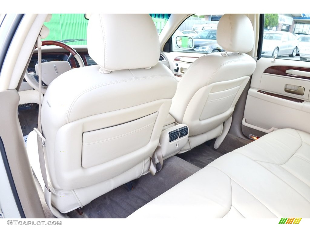 2005 Town Car Signature Limited - Cashmere Tri-Coat / Light Parchment/Medium Dark Parchment photo #22