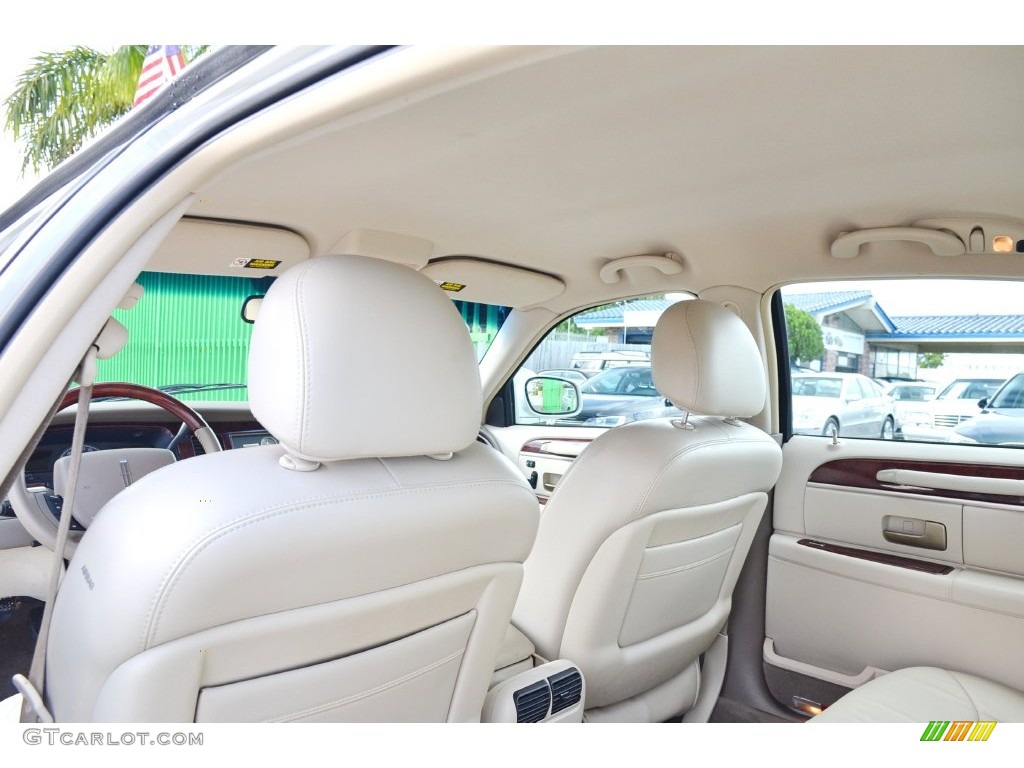 2005 Town Car Signature Limited - Cashmere Tri-Coat / Light Parchment/Medium Dark Parchment photo #23