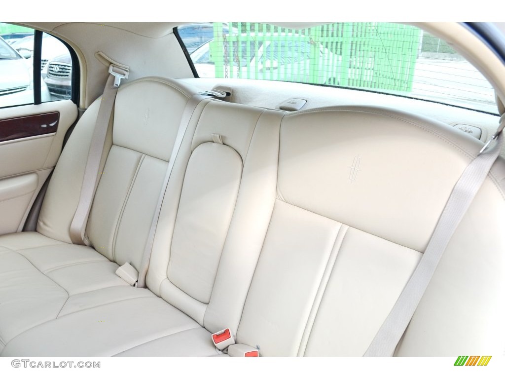 2005 Town Car Signature Limited - Cashmere Tri-Coat / Light Parchment/Medium Dark Parchment photo #24
