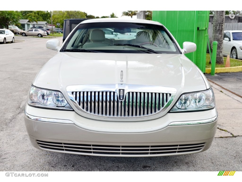 2005 Town Car Signature Limited - Cashmere Tri-Coat / Light Parchment/Medium Dark Parchment photo #29
