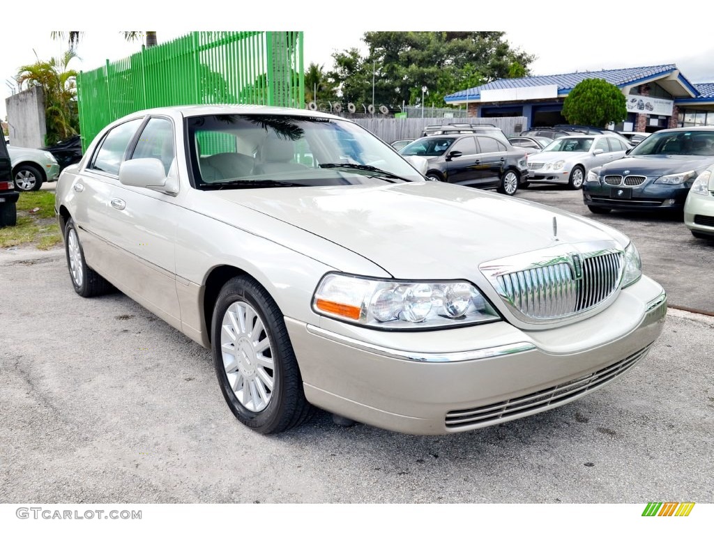 2005 Town Car Signature Limited - Cashmere Tri-Coat / Light Parchment/Medium Dark Parchment photo #30