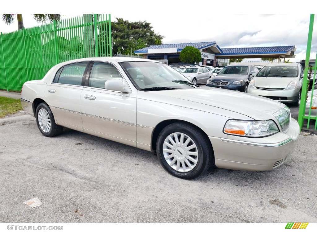 2005 Town Car Signature Limited - Cashmere Tri-Coat / Light Parchment/Medium Dark Parchment photo #31