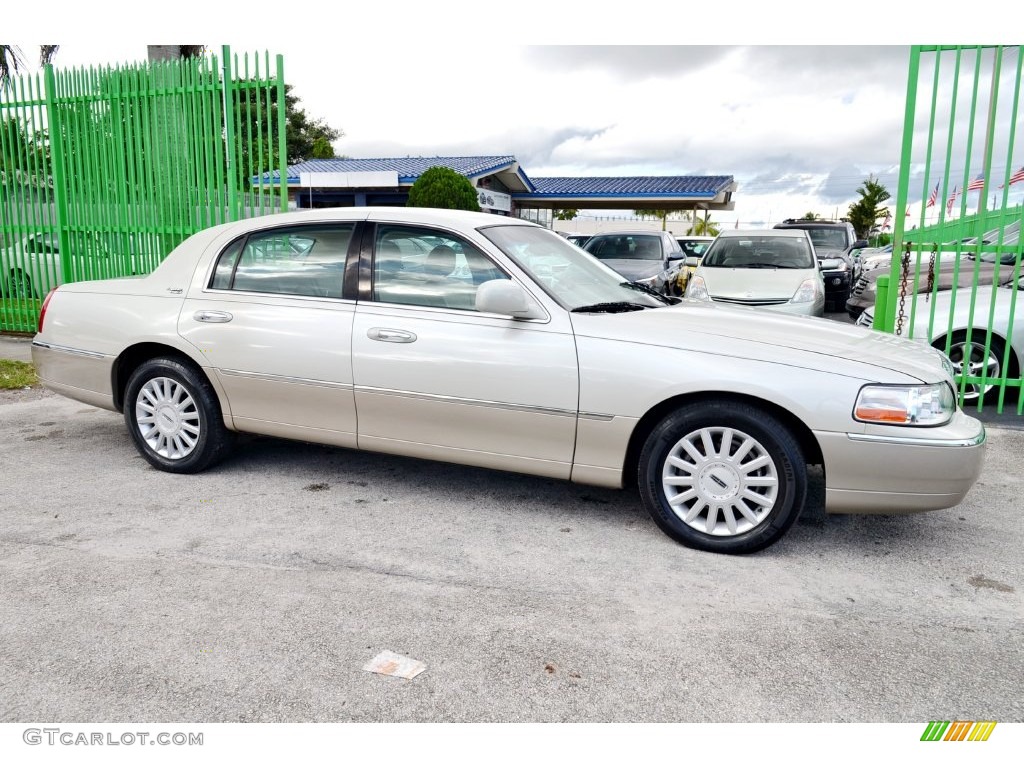 2005 Town Car Signature Limited - Cashmere Tri-Coat / Light Parchment/Medium Dark Parchment photo #32