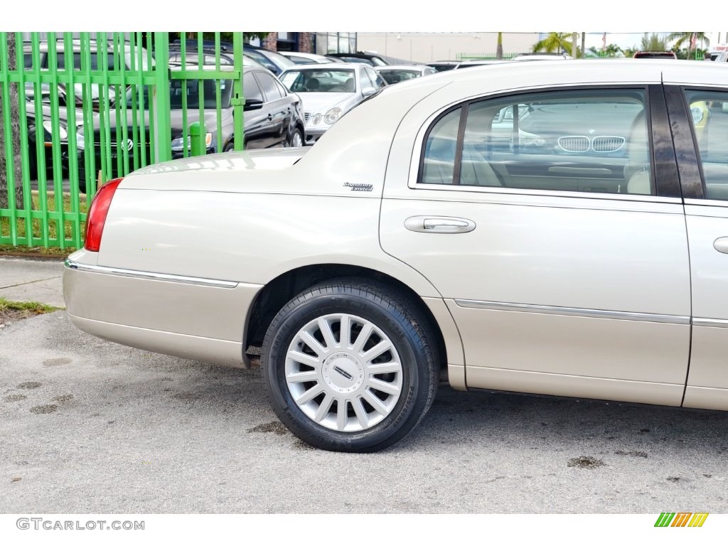 2005 Town Car Signature Limited - Cashmere Tri-Coat / Light Parchment/Medium Dark Parchment photo #35