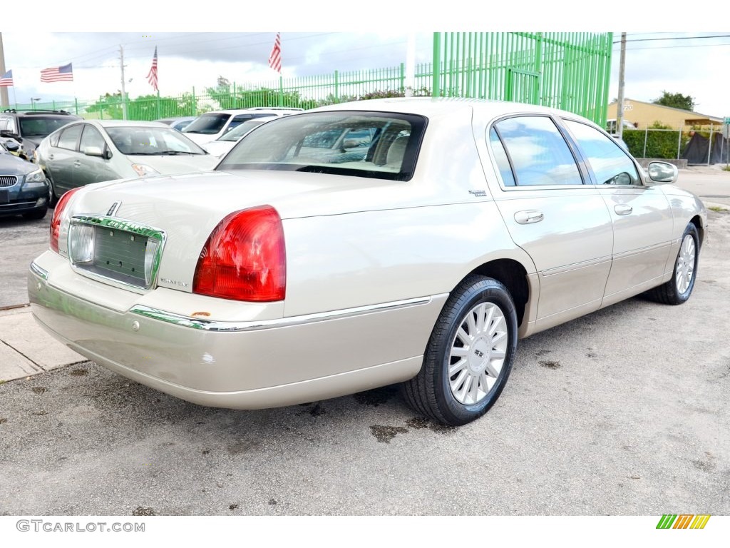 2005 Town Car Signature Limited - Cashmere Tri-Coat / Light Parchment/Medium Dark Parchment photo #37