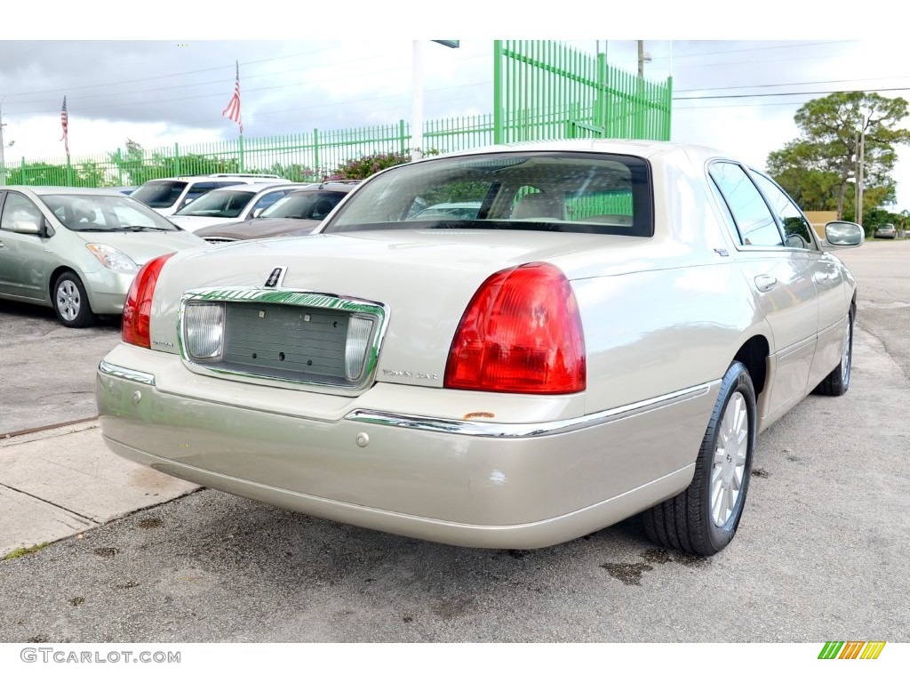 2005 Town Car Signature Limited - Cashmere Tri-Coat / Light Parchment/Medium Dark Parchment photo #38
