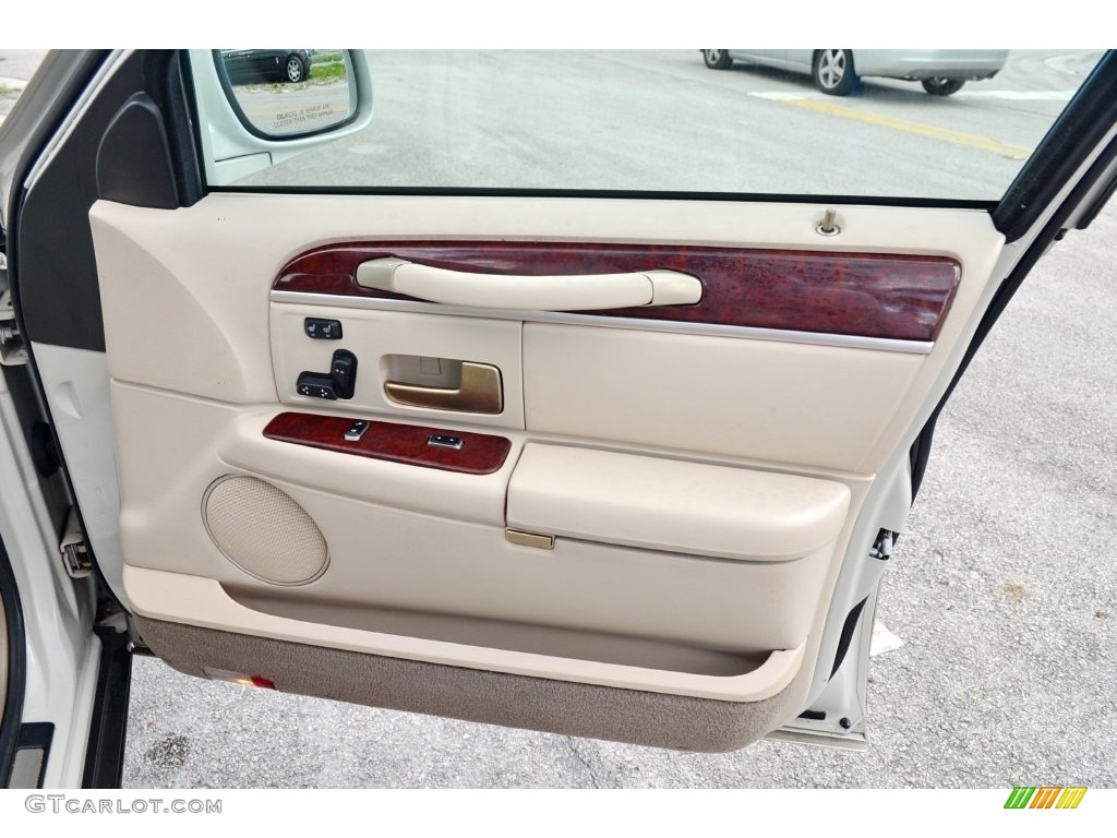 2005 Town Car Signature Limited - Cashmere Tri-Coat / Light Parchment/Medium Dark Parchment photo #40