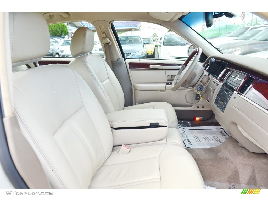 2005 Town Car Signature Limited - Cashmere Tri-Coat / Light Parchment/Medium Dark Parchment photo #42