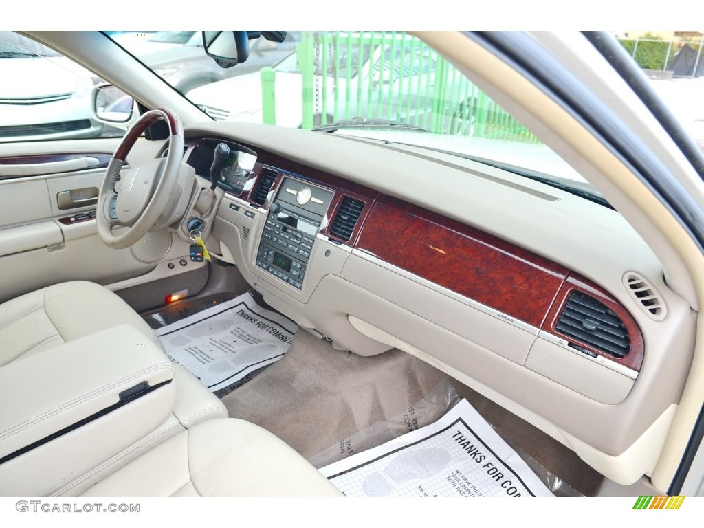 2005 Town Car Signature Limited - Cashmere Tri-Coat / Light Parchment/Medium Dark Parchment photo #44