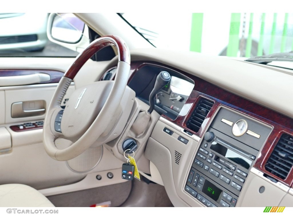 2005 Town Car Signature Limited - Cashmere Tri-Coat / Light Parchment/Medium Dark Parchment photo #45