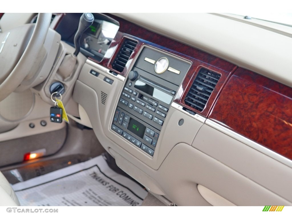 2005 Town Car Signature Limited - Cashmere Tri-Coat / Light Parchment/Medium Dark Parchment photo #46