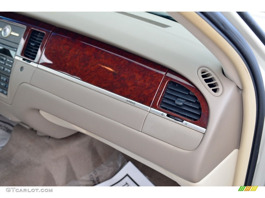 2005 Town Car Signature Limited - Cashmere Tri-Coat / Light Parchment/Medium Dark Parchment photo #47