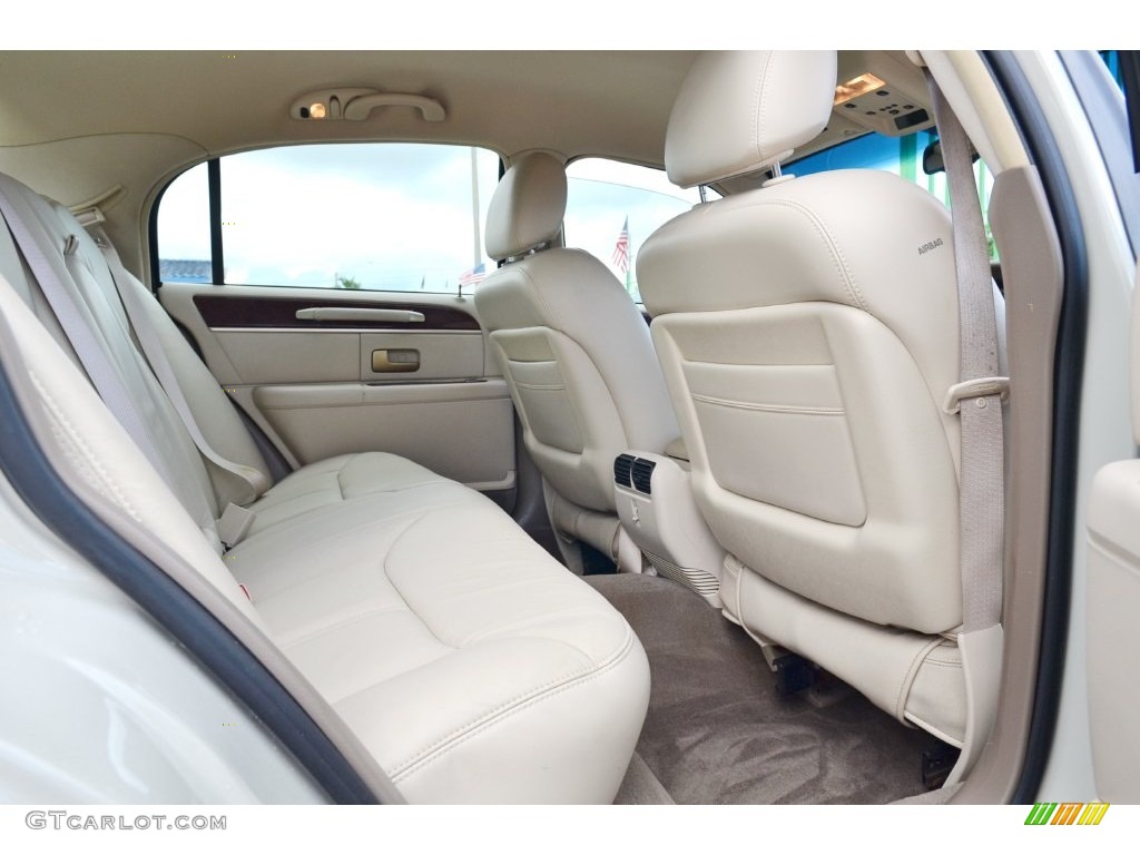 2005 Town Car Signature Limited - Cashmere Tri-Coat / Light Parchment/Medium Dark Parchment photo #50
