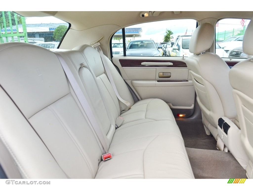 2005 Town Car Signature Limited - Cashmere Tri-Coat / Light Parchment/Medium Dark Parchment photo #51