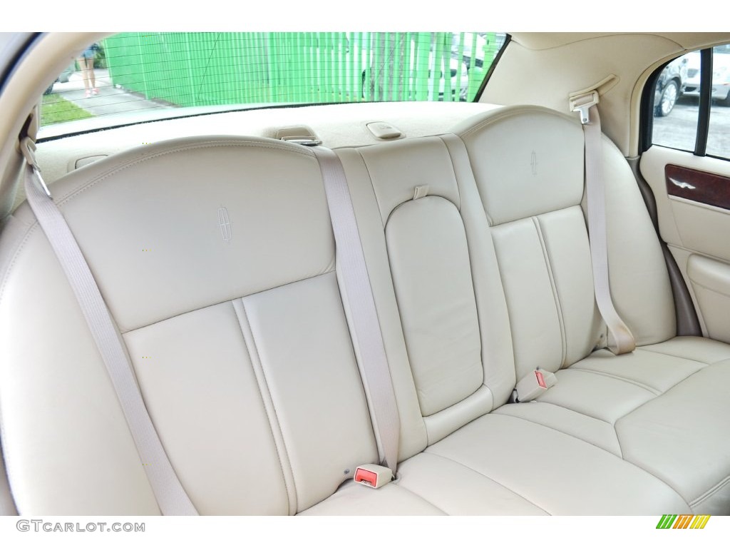 2005 Town Car Signature Limited - Cashmere Tri-Coat / Light Parchment/Medium Dark Parchment photo #52