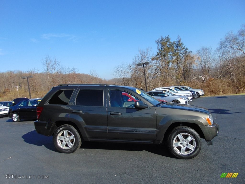 2006 Grand Cherokee Laredo 4x4 - Dark Khaki Pearl / Khaki photo #2