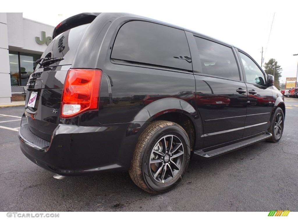 2016 Grand Caravan R/T - Brilliant Black Crystal Pearl / Black photo #7