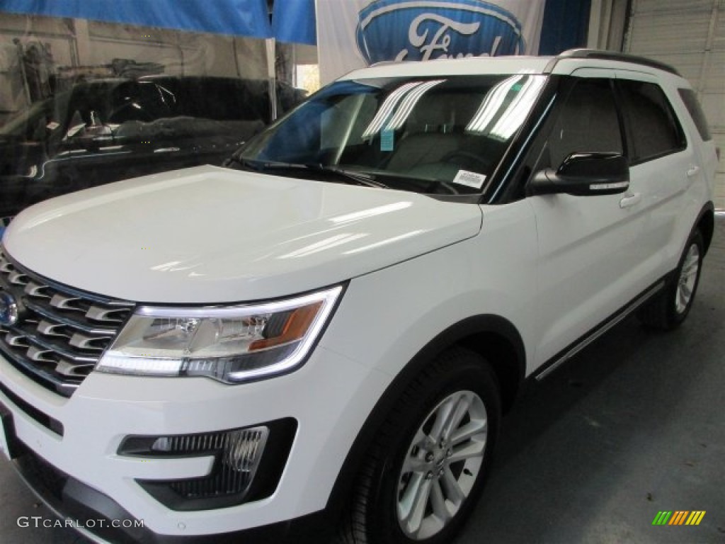 2016 Explorer XLT - Oxford White / Medium Light Camel photo #3