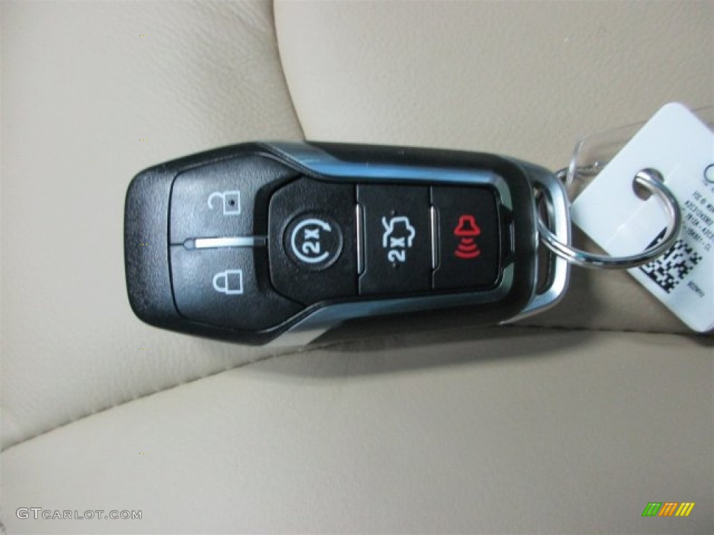 2016 Explorer XLT - Oxford White / Medium Light Camel photo #25