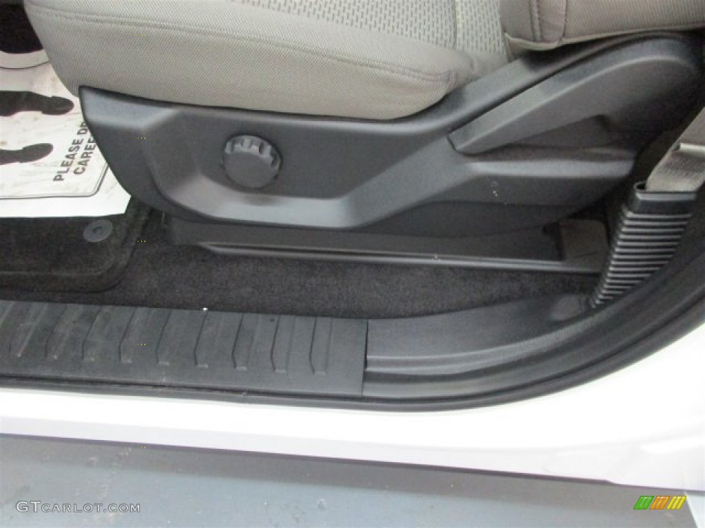 2016 F150 XLT SuperCrew - Oxford White / Medium Earth Gray photo #13