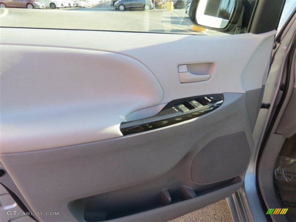 2014 Sienna LE - Silver Sky Metallic / Light Gray photo #12
