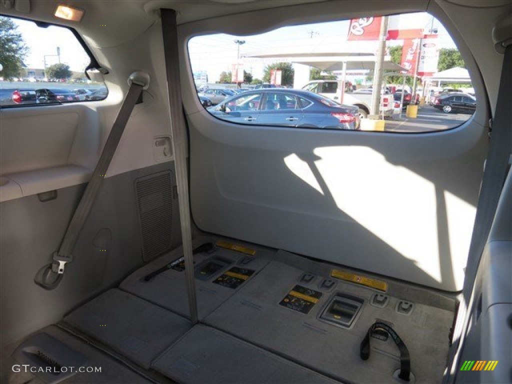 2014 Sienna LE - Silver Sky Metallic / Light Gray photo #16