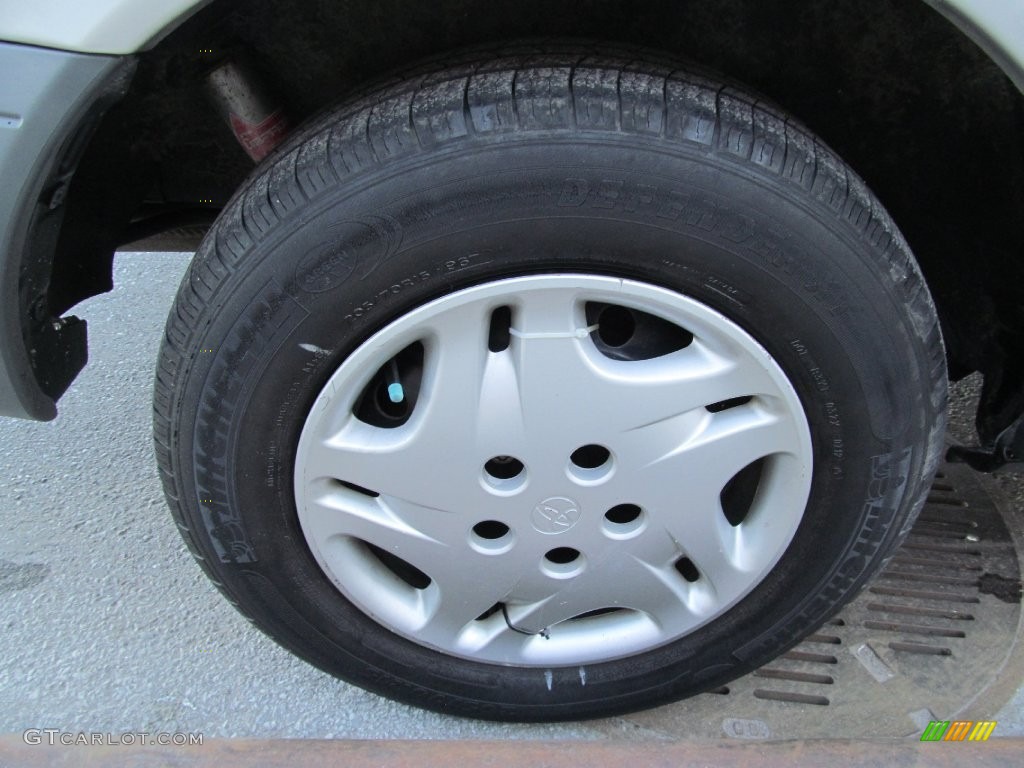 2003 Toyota Sienna LE Wheel Photos