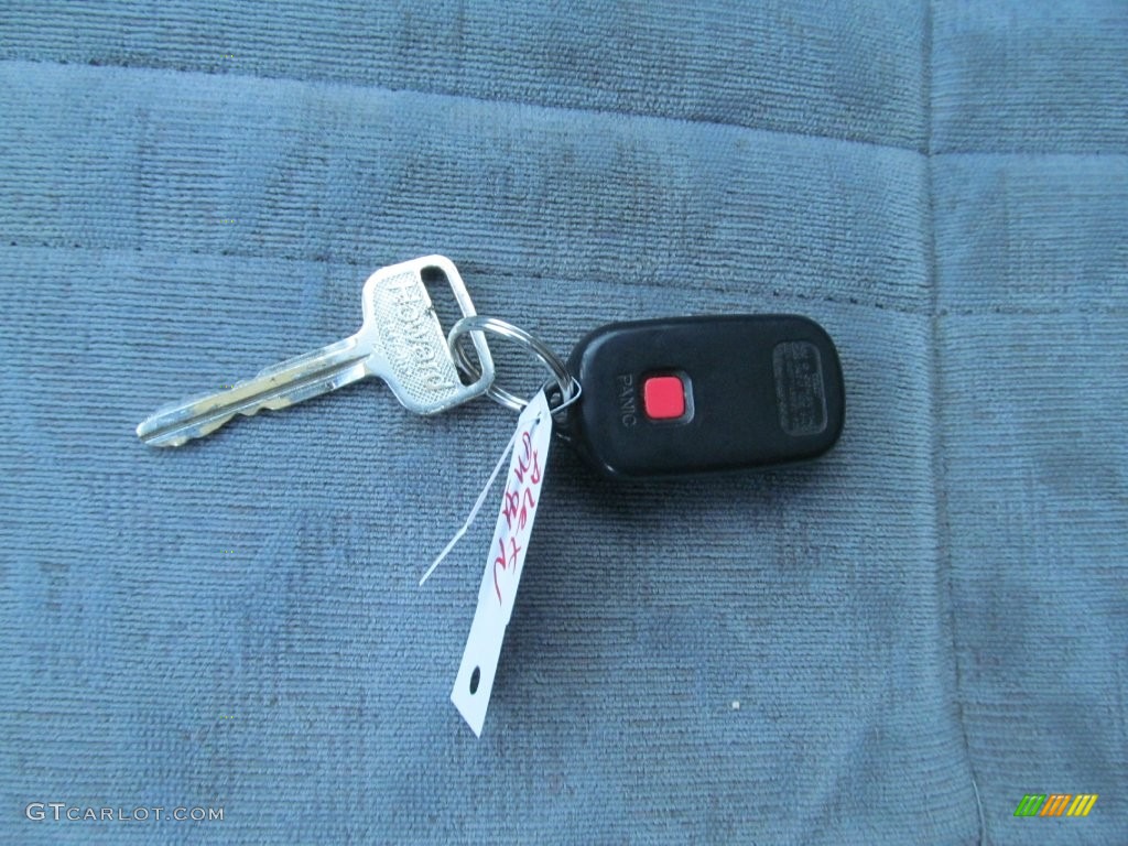 2003 Toyota Sienna LE Keys Photos
