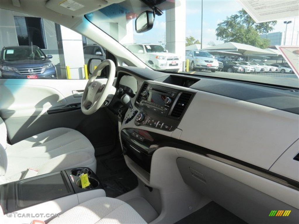 2014 Sienna LE - Silver Sky Metallic / Light Gray photo #17