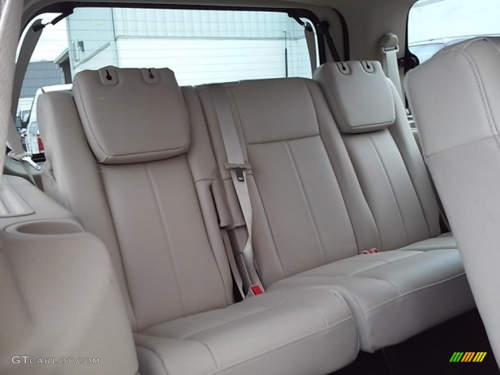 2016 Expedition XLT - Blue Jeans Metallic / Dune photo #20