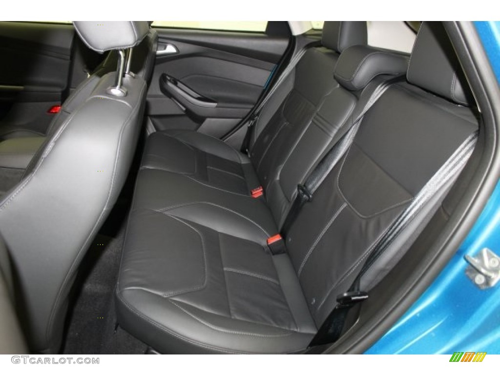 Charcoal Black Interior 2016 Ford Focus SE Hatch Photo #109480104
