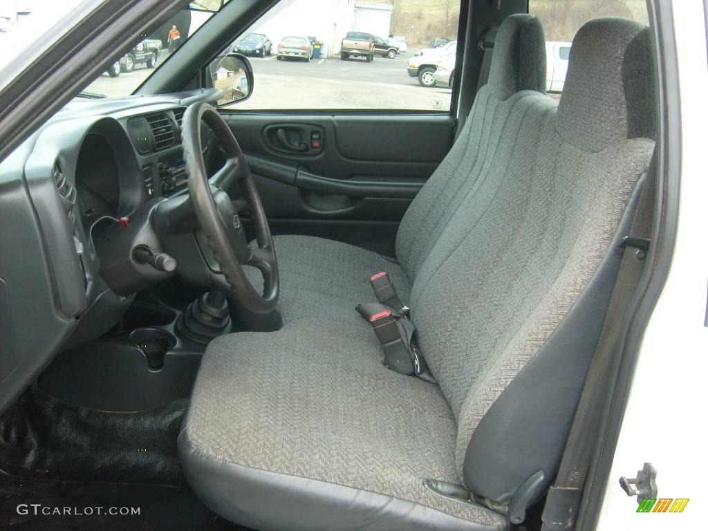 2001 S10 Regular Cab - Summit White / Medium Gray photo #10