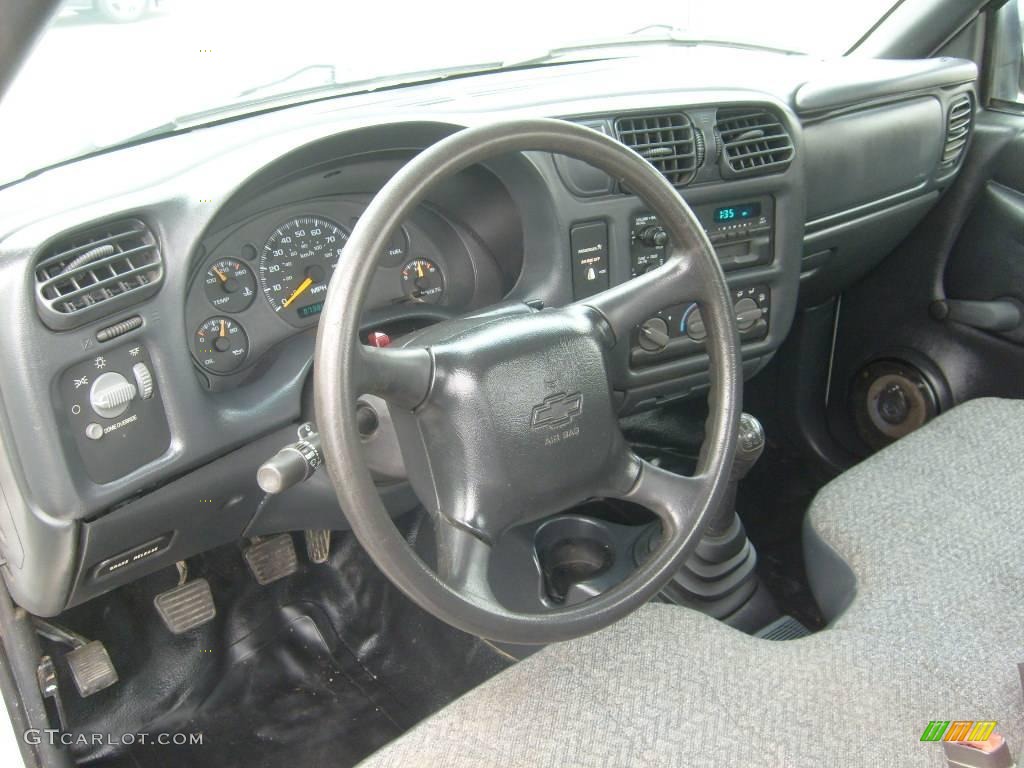 2001 S10 Regular Cab - Summit White / Medium Gray photo #11