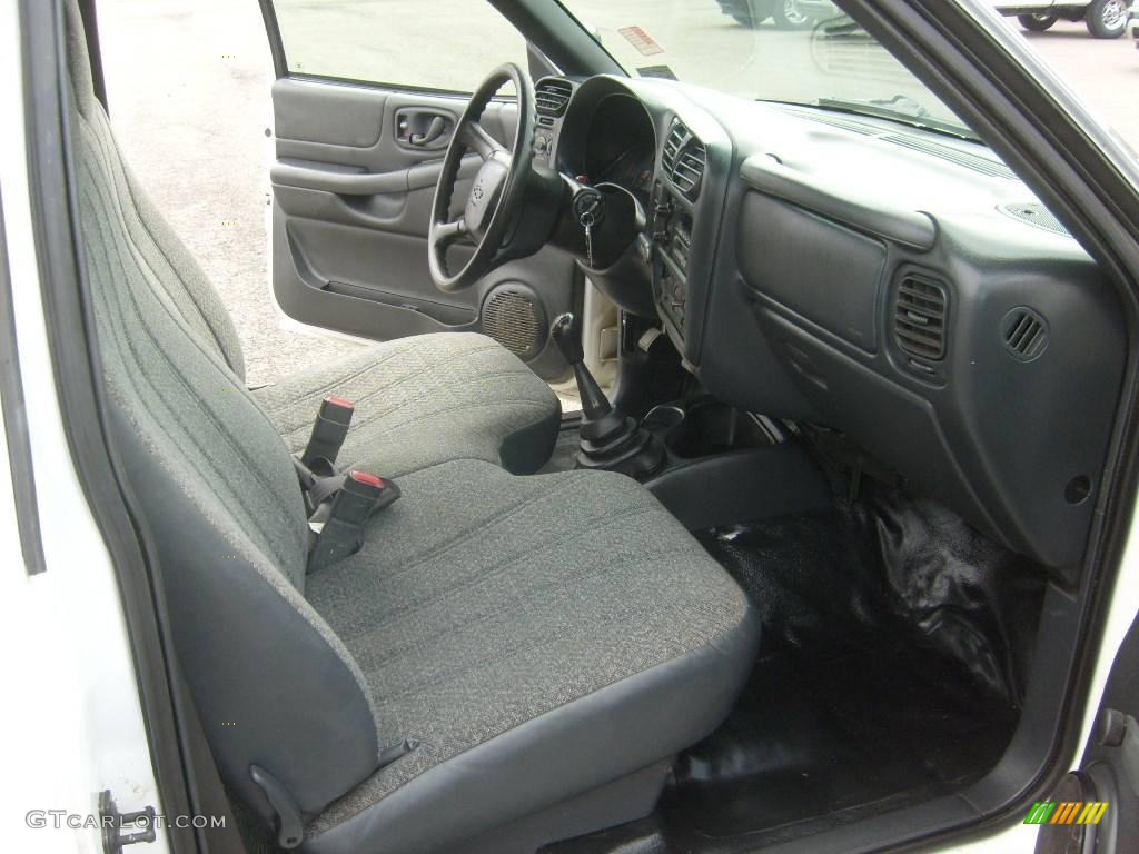 2001 S10 Regular Cab - Summit White / Medium Gray photo #13