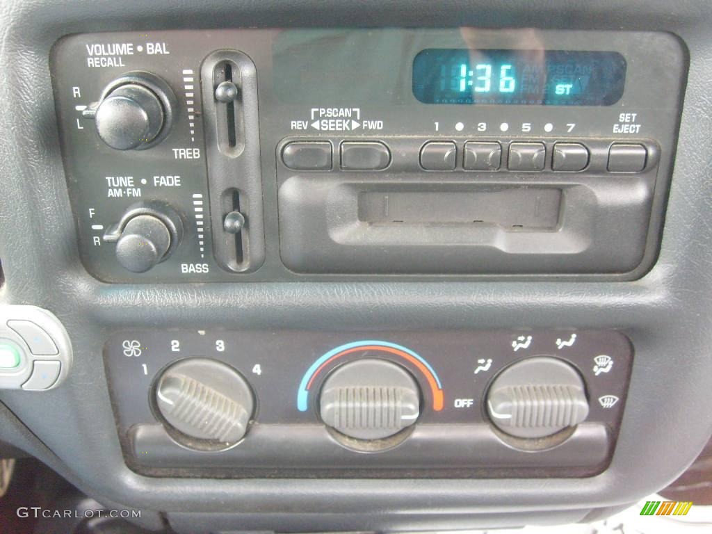 2001 S10 Regular Cab - Summit White / Medium Gray photo #14