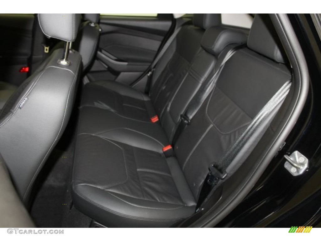 2016 Focus SE Hatch - Shadow Black / Charcoal Black photo #11