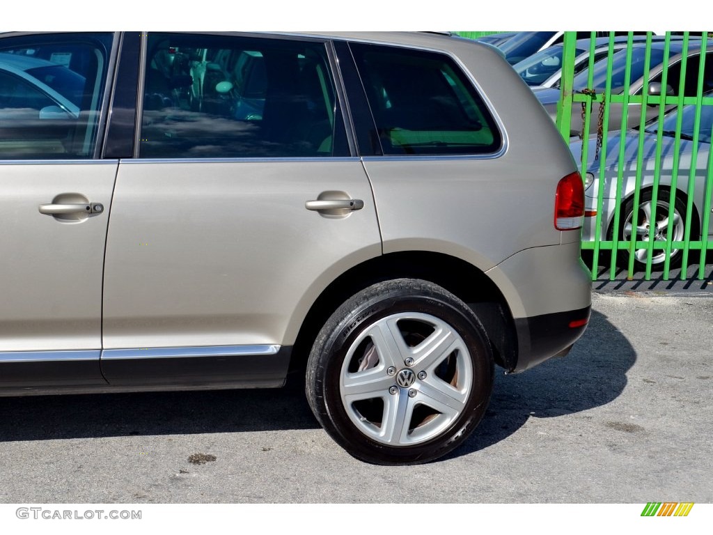 2004 Touareg V8 - Wheat Beige Metallic / Pure Beige photo #7