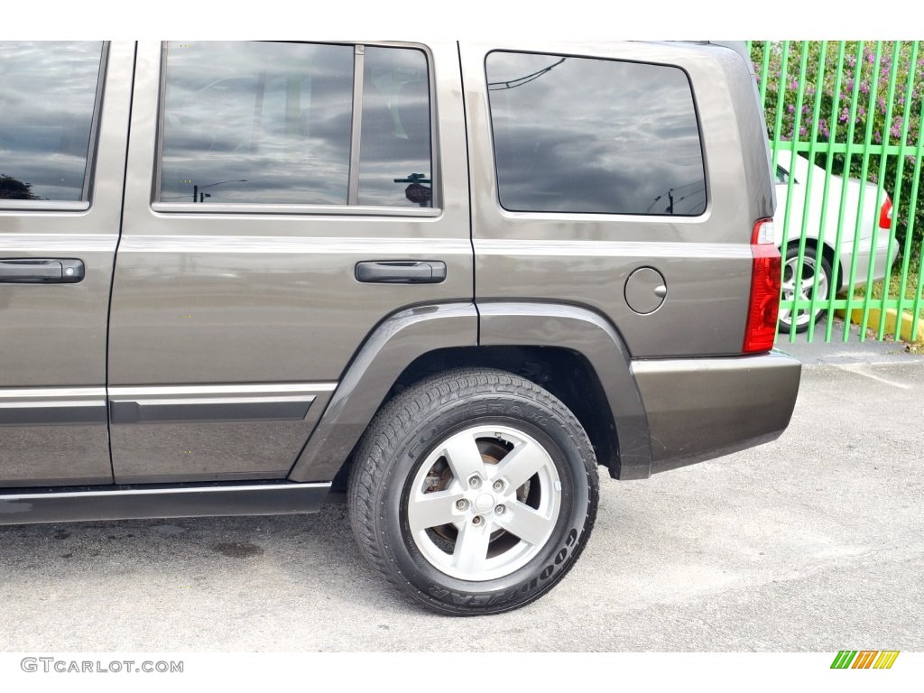 2006 Commander  - Jeep Green Metallic / Khaki photo #40