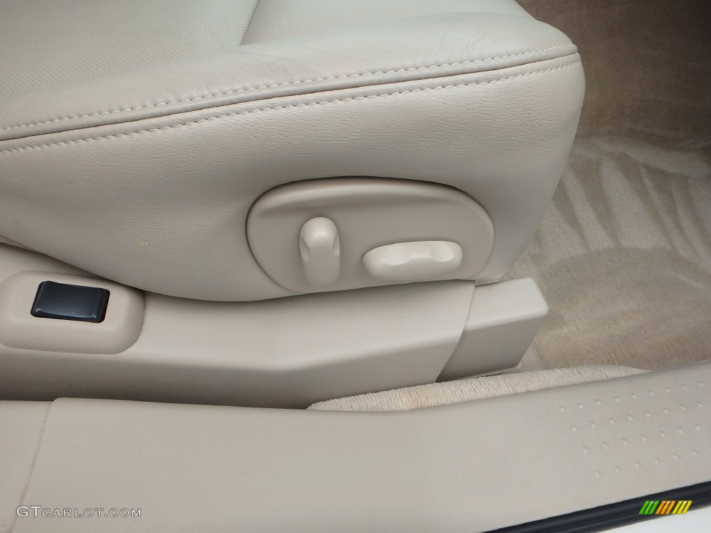 2005 SRX V6 - White Diamond / Light Neutral photo #18