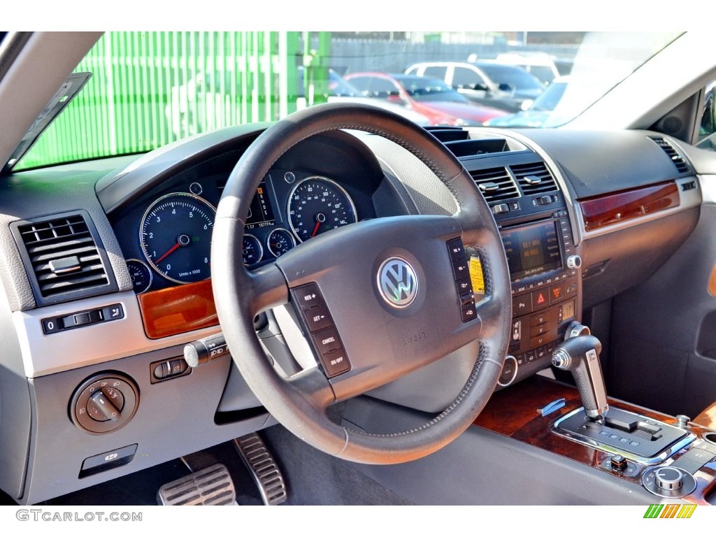 2006 Volkswagen Touareg V8 Teak Dashboard Photo #109570491